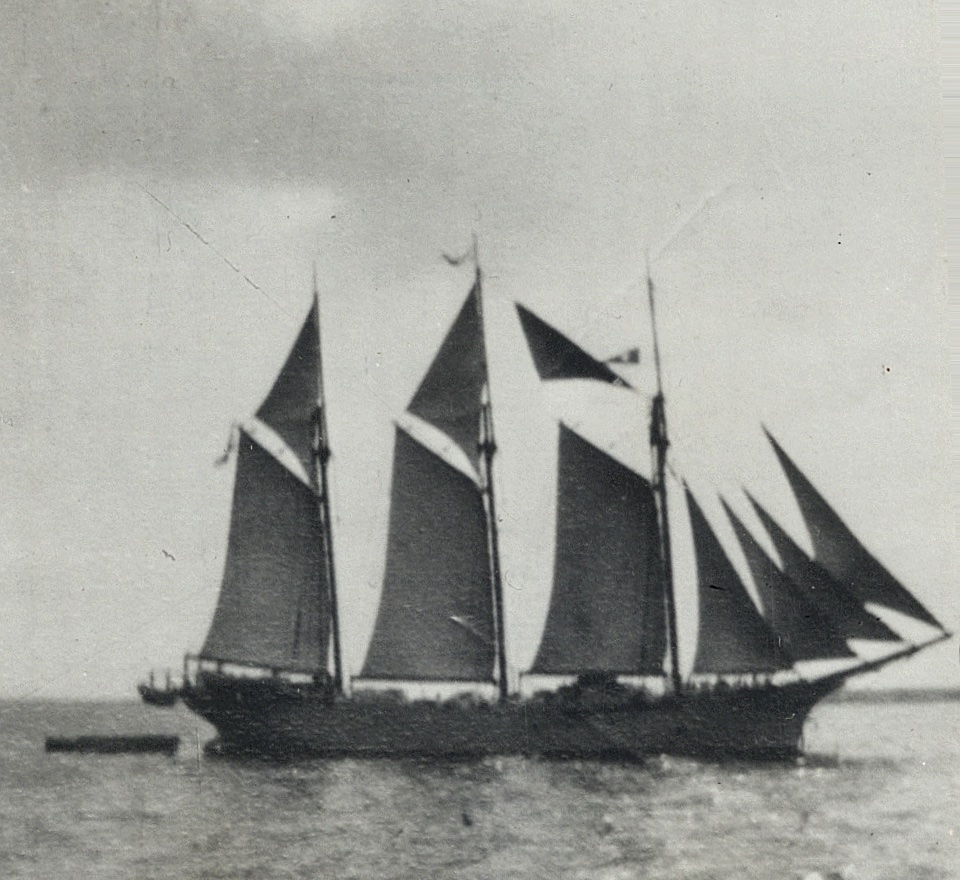 Шхуна «Бриз» под парусами в том же ракурсе, около 1916 года. РГА ВМФ